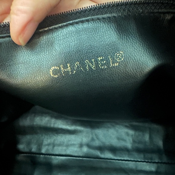 Vintage Chanel caviar shoulder bag with gold hardware - Picture 9 of 10